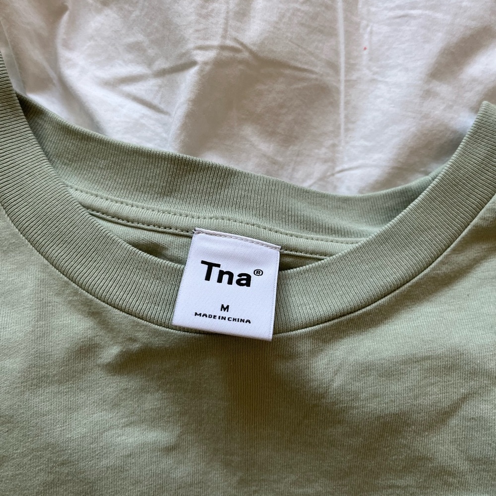 TN a laid-back cropped T-shirt - Picture 3 of 3